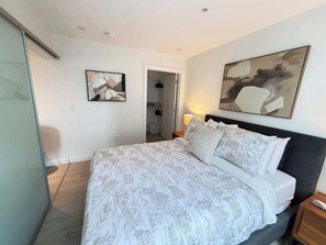 Tabla de planchar con plancha, wifi y ropa de cama 