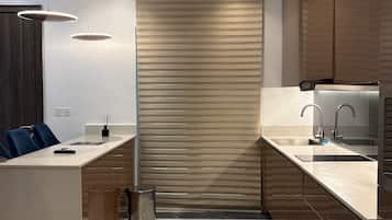 Studio, 1 Queen Bed, Non Smoking, City View | Private kitchen | Cookware/dishes/utensils