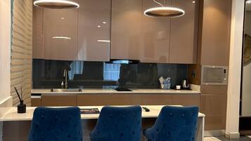 Studio Eksklusif, 1 Tempat Tidur Queen, Bebas Asap Rokok, pemandangan kota | Makan di kamar