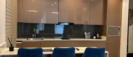 Studio Exclusif, 1 grand lit, non-fumeur, vue ville | Restauration dans la chambre