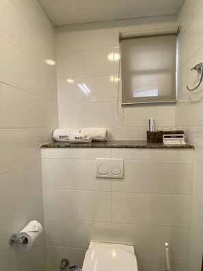 Rom – superior | Bad | Badekar, toalettartikler (inkludert), hårføner og håndklær