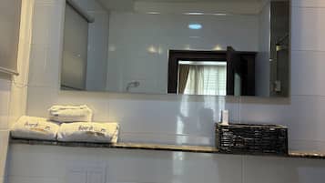 Business Suite, 1 Bedroom | Bathroom | Bathtub, free toiletries, hair dryer, bidet