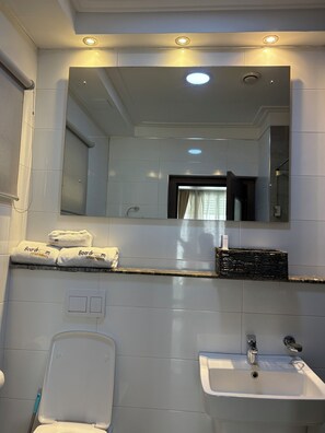 Suite Business, 1 habitación | Baño | Bañera, artículos de higiene personal gratuitos, secador de pelo y bidé