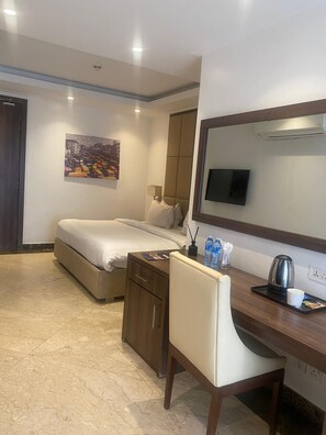 Rom – superior | Safe på rommet, individuelt dekorert, individuelt innredet og skrivebord