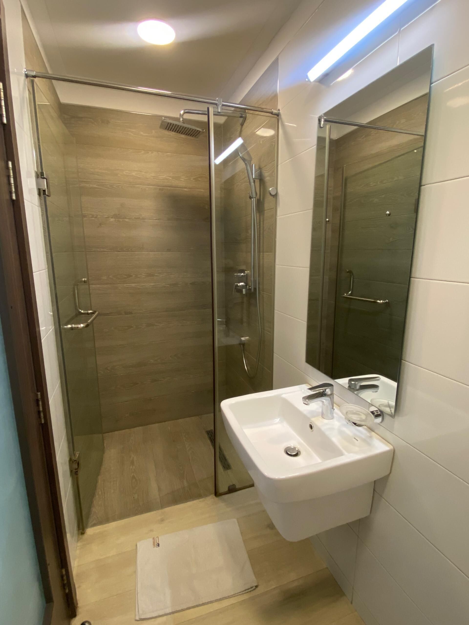 Rom – superior | Bad | Badekar, toalettartikler (inkludert), hårføner og håndklær