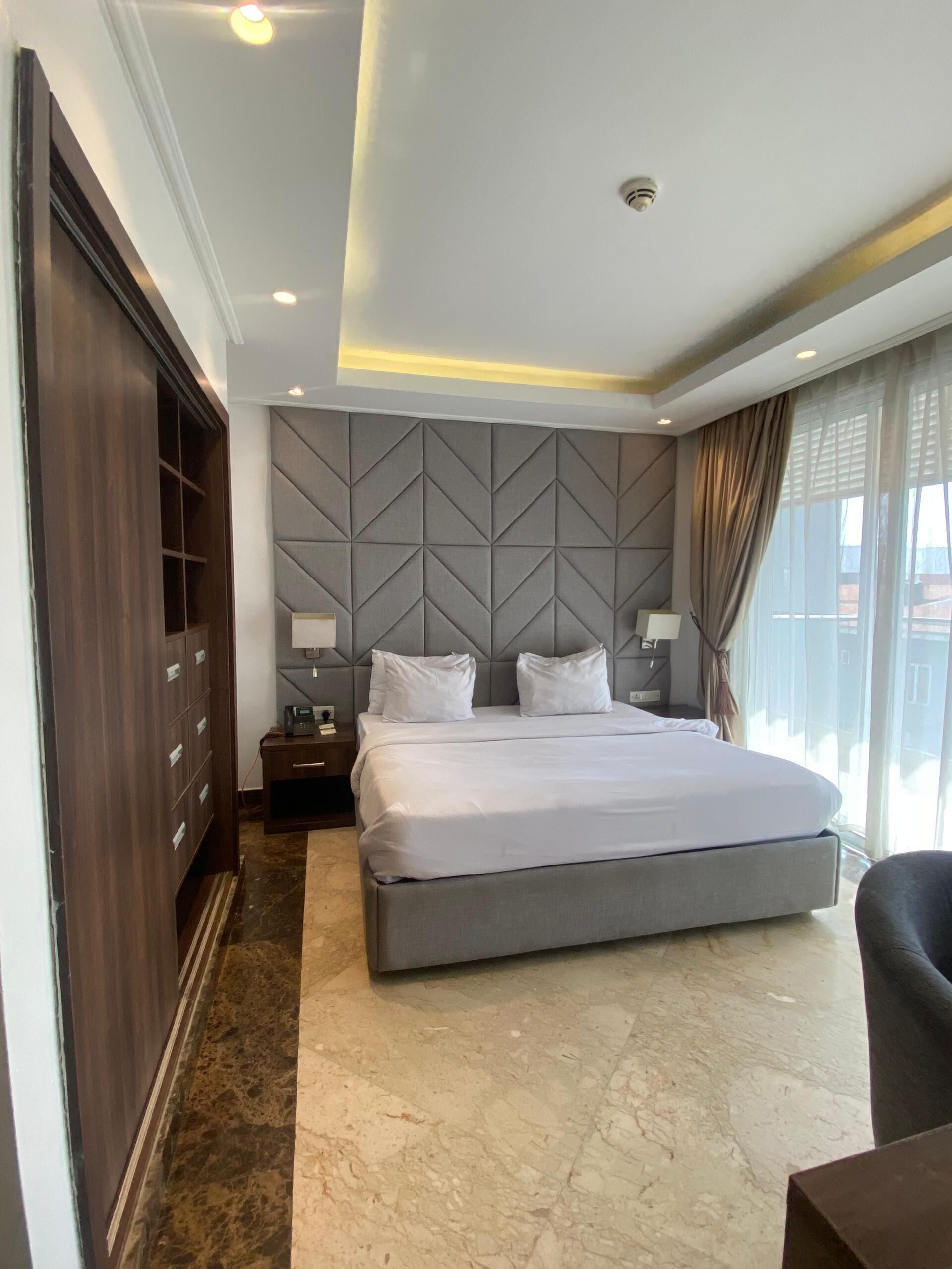 Rom – superior | Safe på rommet, individuelt dekorert, individuelt innredet og skrivebord