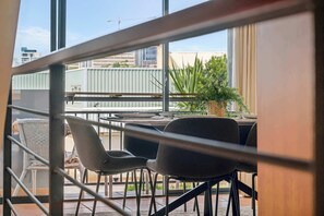 Outdoor dining - 3BR | City Views | 2 Car Park | Fast Wifi (East Perth)