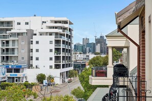 Property grounds - 3BR | City Views | 2 Car Park | Fast Wifi (East Perth)