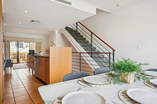 3BR | City Views | 2 Car Park | Fast Wifi