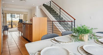 3BR | City Views | 2 Car Park | Fast Wifi