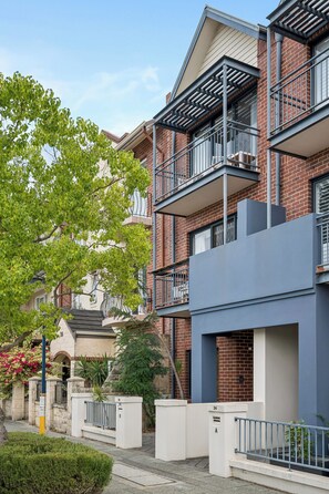 Exterior - 3BR | City Views | 2 Car Park | Fast Wifi (East Perth)