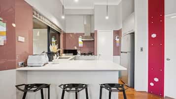 Coffee/tea maker, fridge, microwave, oven