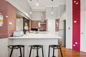 Private kitchen - NY Style - City Views - Parking - Walk to Cafes (East Perth)