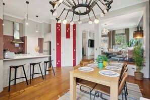 Dining - NY Style - City Views - Parking - Walk to Cafes (East Perth)