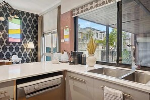 Private kitchen - NY Style - City Views - Parking - Walk to Cafes (East Perth)