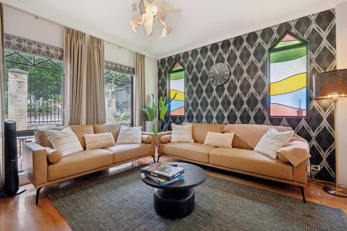 The Soho Loft | City Views, Garage, Walk To Cafés - Ascot