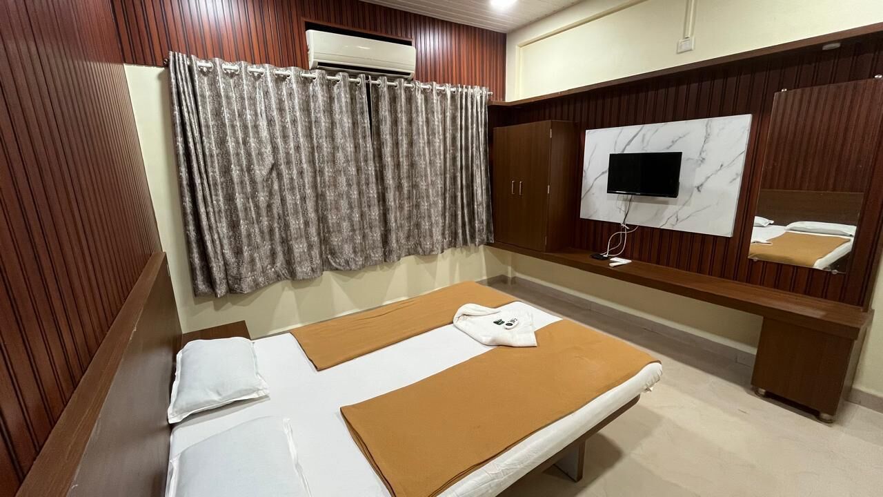 Deluxe Double Room, Garden View | Laptop workspace, free WiFi