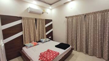 Deluxe Double Room, Garden View | Laptop workspace, free WiFi