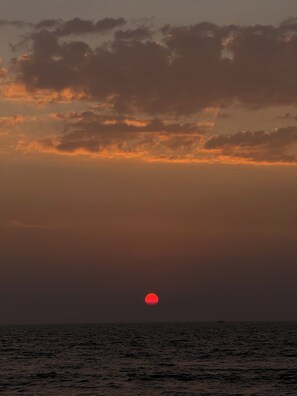En solnedgång över havet med en klar himmel.