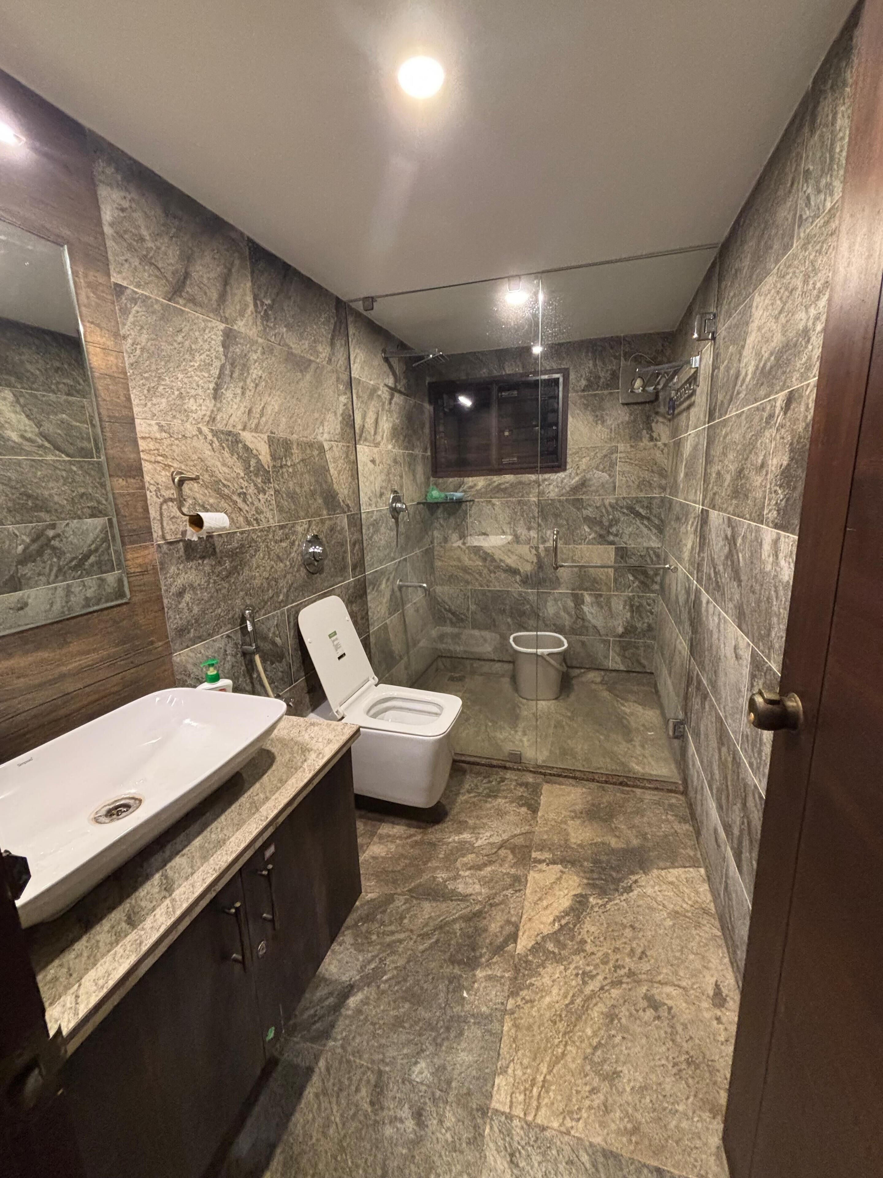 Habitación Deluxe doble, vistas al jardín | Baño | Ducha, artículos de higiene personal gratuitos, toallas y jabón