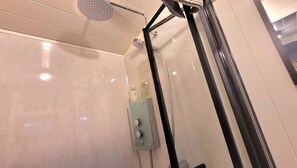 Shower, hair dryer, towels - Plank Bridge | Shepherds Hut in Apple Orchard & BBQ | Sleeps 2 (West Ayton)