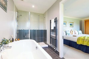 Shower, hair dryer, towels, shampoo - East Wing | Country & Tennis Court Access | Sleeps 4 (West Ayton)