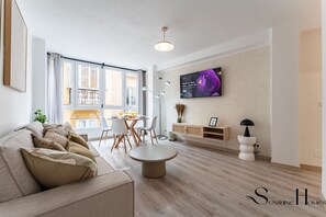 TV - Modern 2BR Apartment in Málaga Historic Centre – Walk Everywhere REF068 (Málaga)