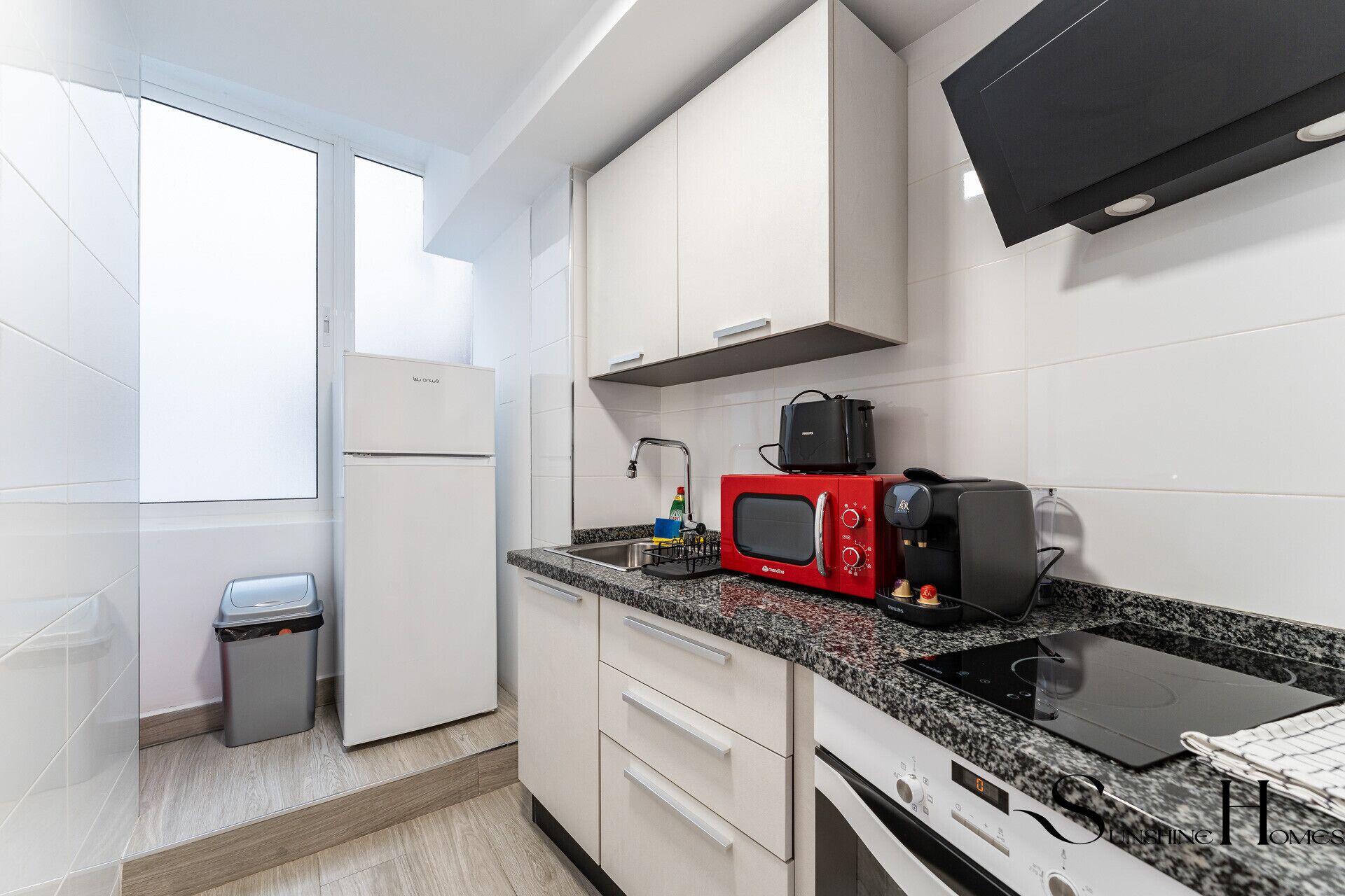 Een koelkast, een magnetron, een oven, een koffiezetapparaat/waterkoker