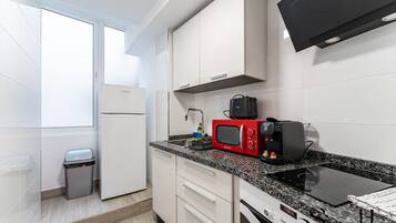 Een koelkast, een magnetron, een oven, een koffiezetapparaat/waterkoker