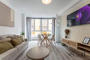 TV - Modern 2BR Apartment in Málaga Historic Centre – Walk Everywhere REF068 (Málaga)