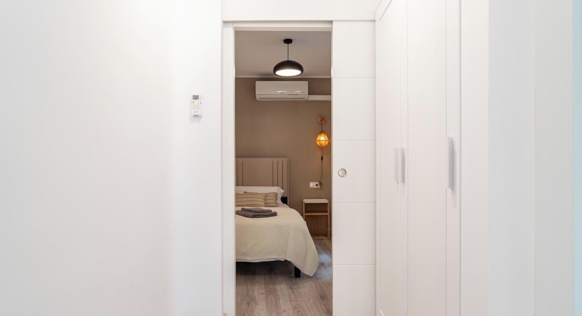 2 slaapkamers, een strijkplank/strijkijzer, gratis wifi, beddengoed