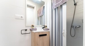 Douche, sèche-cheveux, serviettes fournies