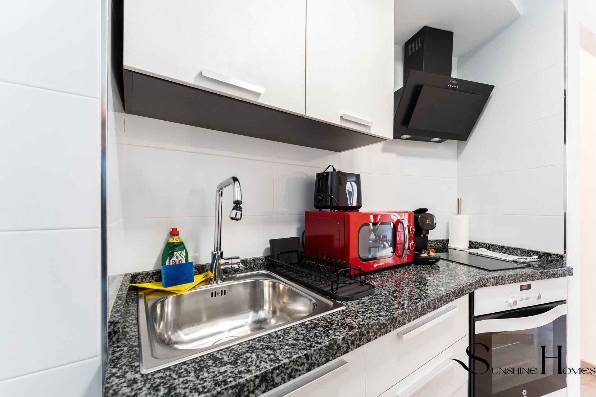 Een koelkast, een microgolfoven, een oven