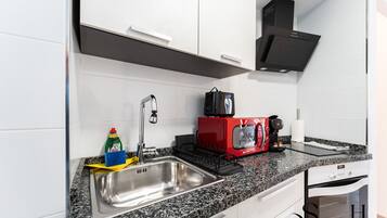 Een koelkast, een microgolfoven, een oven