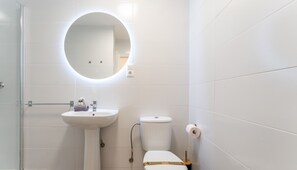 Douche, sèche-cheveux, serviettes fournies