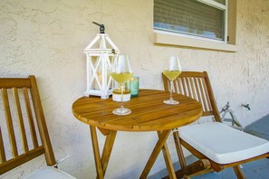 Outdoor dining - Steps to Beach ★ Laid‑Back Small-Town Coastal Feel ★ Care Free Check Out (Indian Rocks Beach)