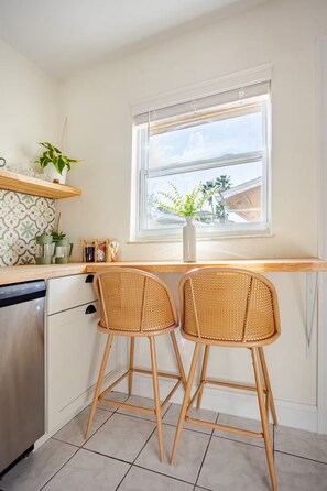 Fridge, microwave, oven, stovetop - Steps to Beach ★ Laid‑Back Small-Town Coastal Feel ★ Care Free Check Out (Indian Rocks Beach)