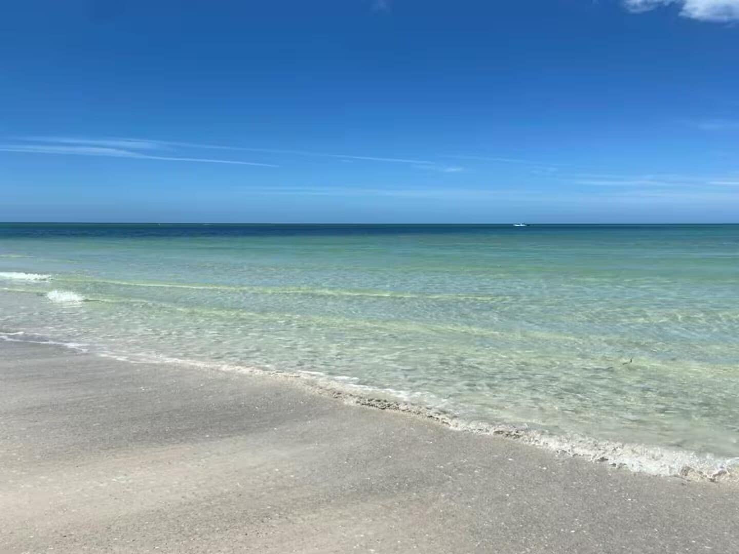 Plage à proximité, chaise longue, serviettes de plage