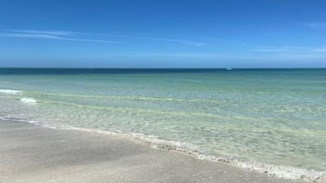 Plage à proximité, chaise longue, serviettes de plage