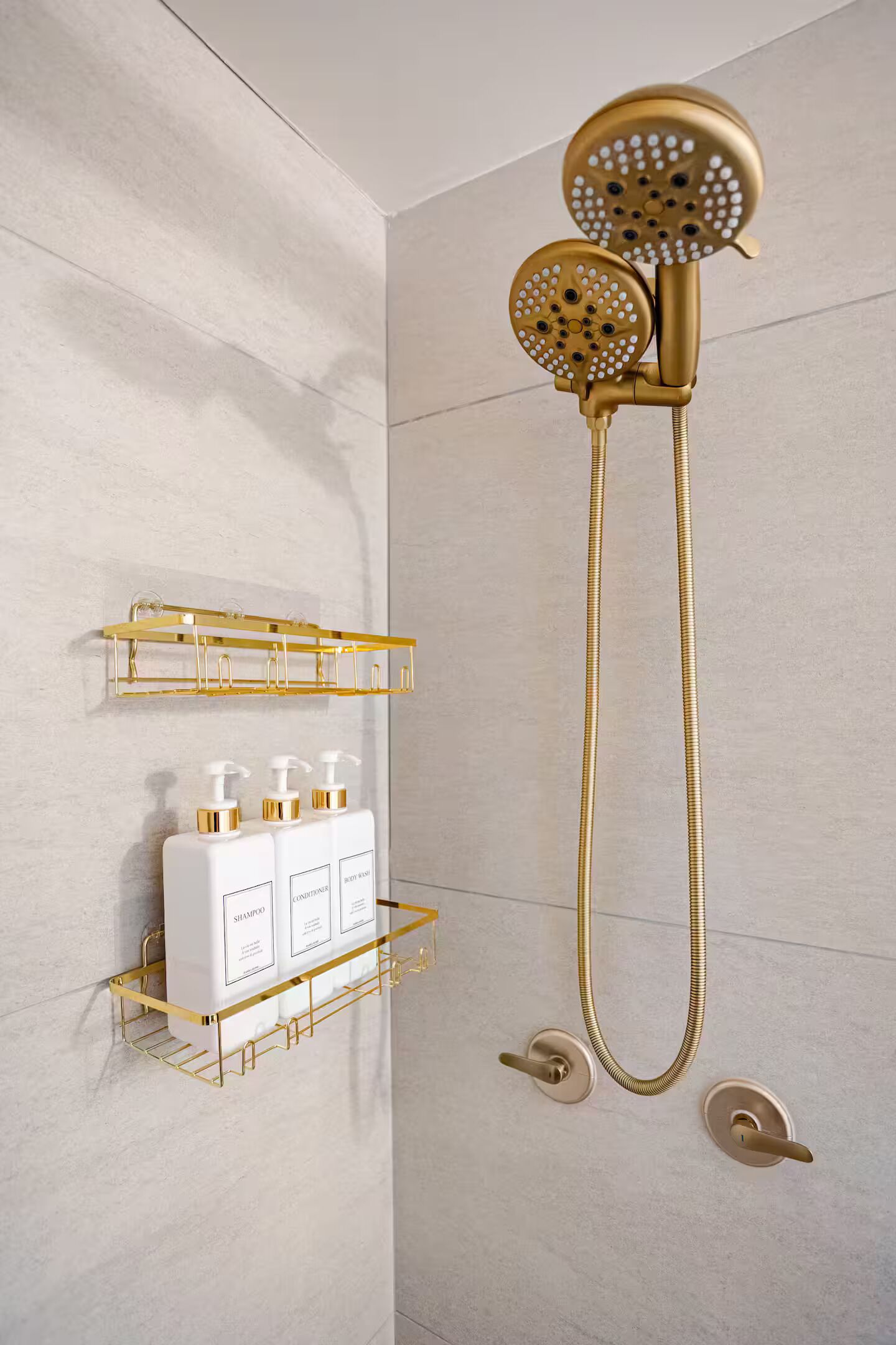 Douche, séchoir à cheveux, serviettes fournies, savon