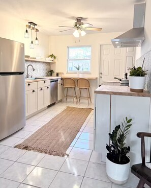 Fridge, microwave, oven, stovetop - Steps to Beach ★ Laid‑Back Small-Town Coastal Feel ★ Care Free Check Out (Indian Rocks Beach)