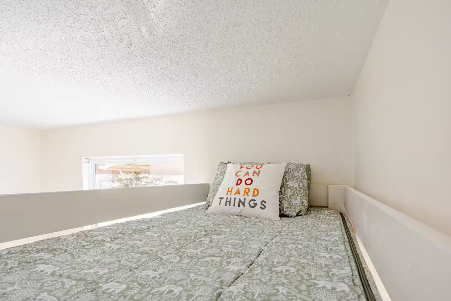 2 habitaciones, escritorio y tabla de planchar con plancha 