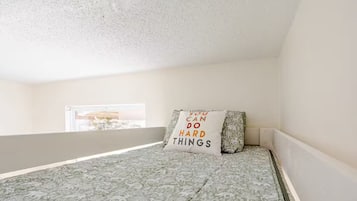 2 habitaciones, escritorio y tabla de planchar con plancha