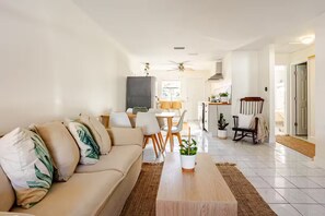 TV - Steps to Beach ★ Laid‑Back Small-Town Coastal Feel ★ Care Free Check Out (Indian Rocks Beach)