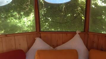 Planxa i posts de planxar, wifi i roba de llit