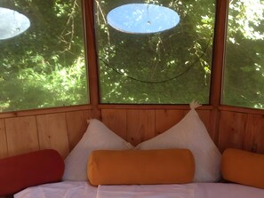 Een strijkplank/strijkijzer, wifi, beddengoed