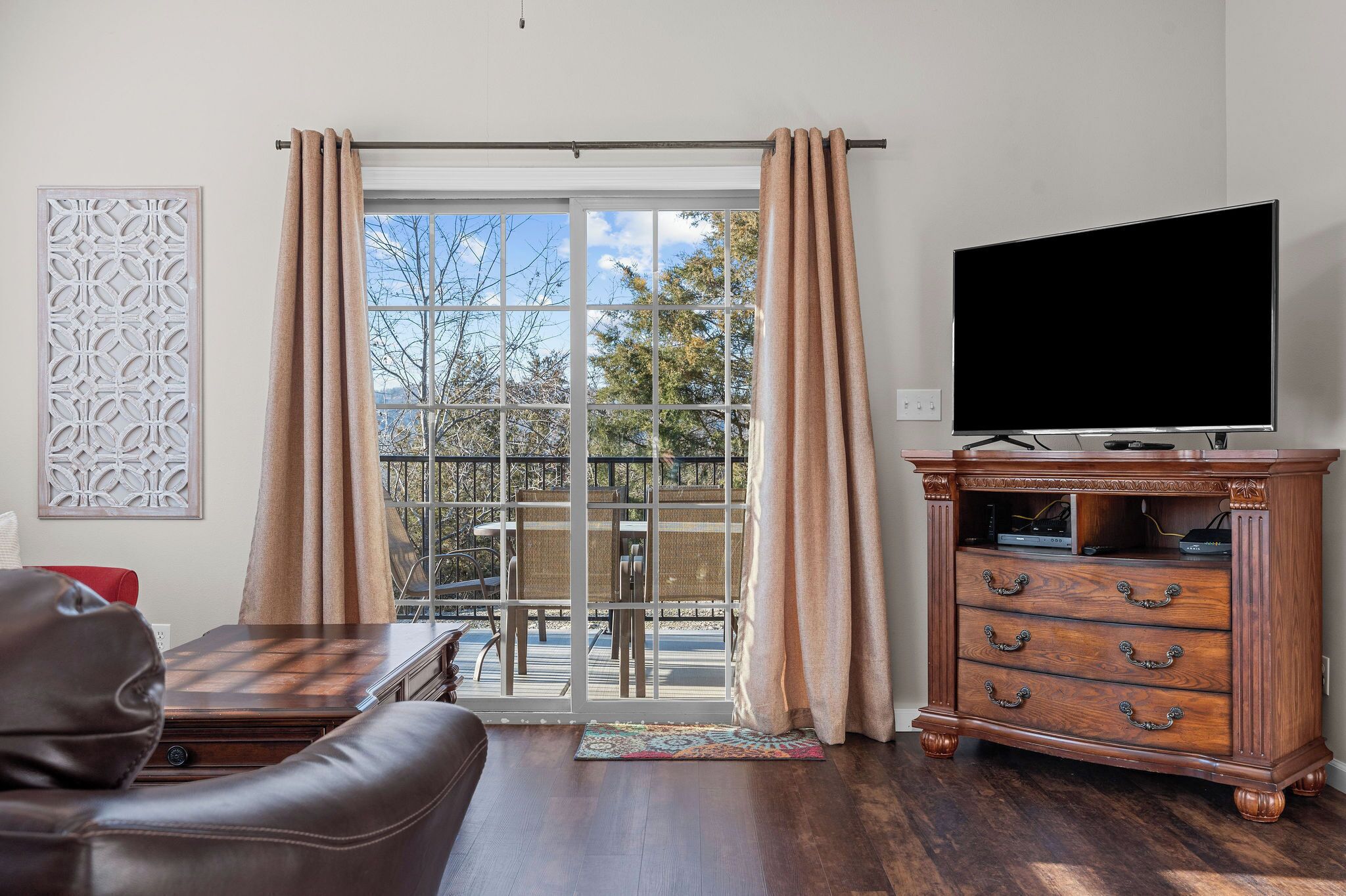 TV connectée, jeux vidéo, lecteur de DVD, livres