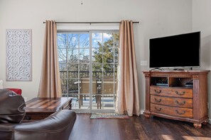 TV connectée, jeux vidéo, lecteur de DVD, livres