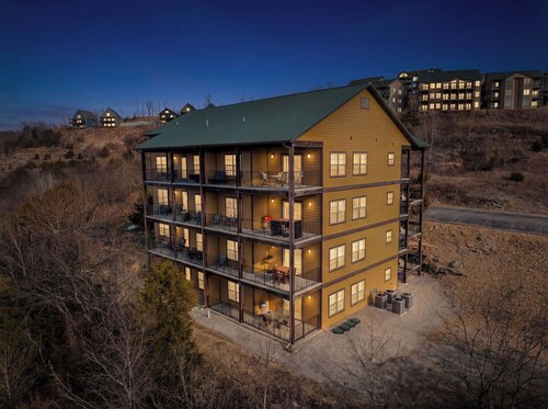 Clean and cute family friendly 2 bedroom condo right next to Silver Dollar City.