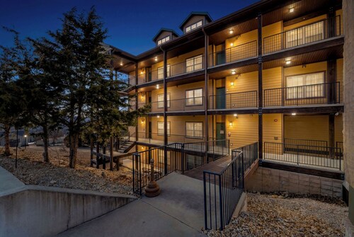 Clean and cute family friendly 2 bedroom condo right next to Silver Dollar City.